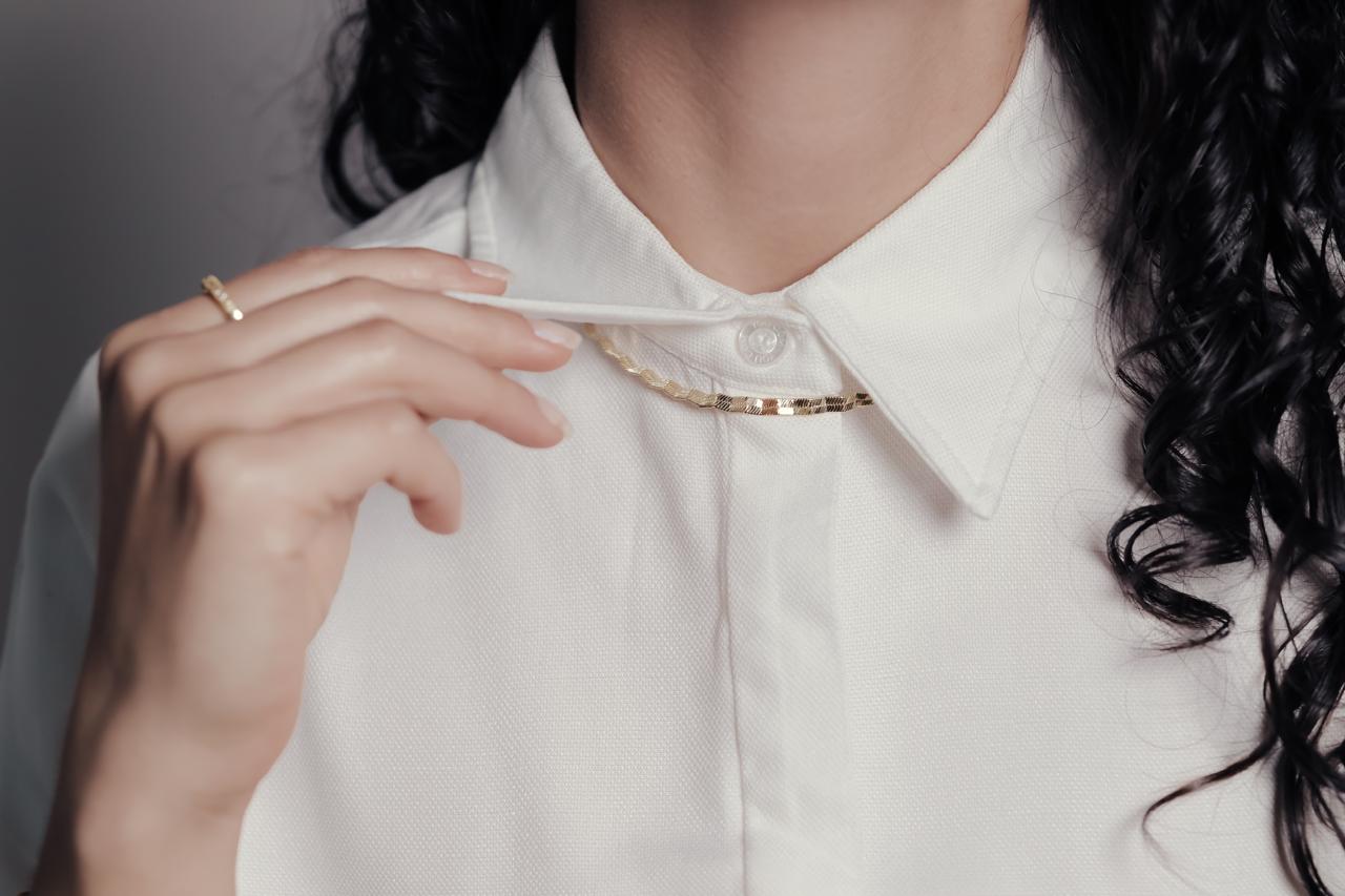 Colar choker malha fita curvada